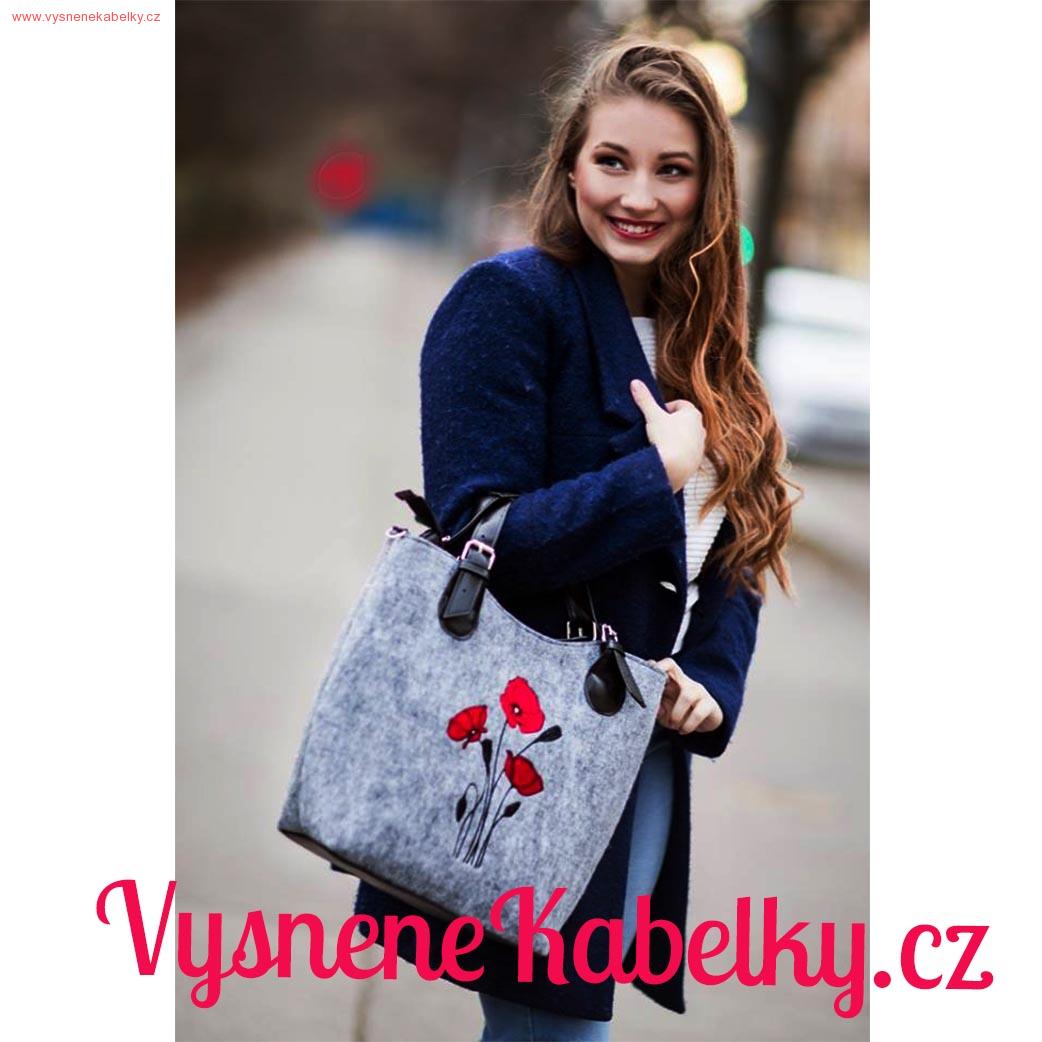 Kabelka Crossbody kočka se protahuje na šedé